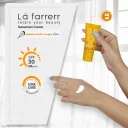 کرم ضد آفتاب و ضد لک با SPF30 بی رنگ مناسب پوست خشک و نرمال حجم 40 میل لافارر