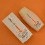 کرم ضد آفتاب با SPF50 رنگی مخصوص پوست خشک 02 حجم 50 میل ژیناژن