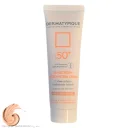 کرم ضد آفتاب با SPF50 رنگی بژ طبیعی مدل Tinted Hydra مناسب پوست خشک حجم 50 میل درماتیپیک
