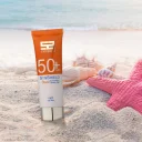 کرم ژل ضد آفتاب با SPF50 رنگی لایت مناسب پوست چرب حجم 50 میل ساین اسکین