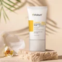 ضد آفتاب فلوئیدی با SPF50 بی رنگ حاوی ویتامین سی مناسب انواع پوست حجم 50 میل ویتالیر
