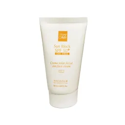 کرم ضد آفتاب با SPF50 بی رنگ مناسب پوست چرب و دارای آکنه حجم 50 میل تگودر