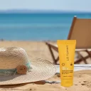 کرم ضدآفتاب و ضدلک SPF30 بی رنگ مناسب پوست چرب حجم 40 میل لافارر