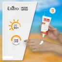 کرم ضدآفتاب SPF50+ مناسب انواع پوست بی رنگ فاقد پارابن حجم 50 میل الارو
